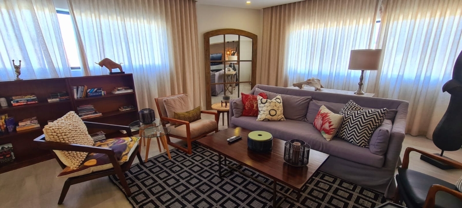 10 Bedroom Property for Sale in Bloubergstrand Western Cape